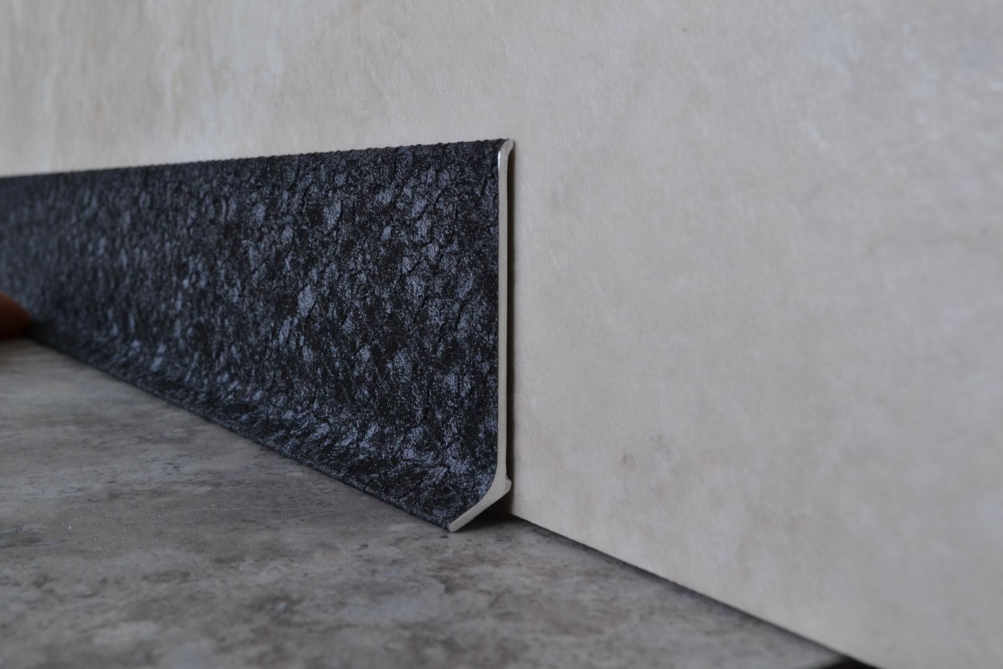 Плинтус алюминиевый L-образный текстура кожи черная (2500*11*60 мм) — купить в Волгограде