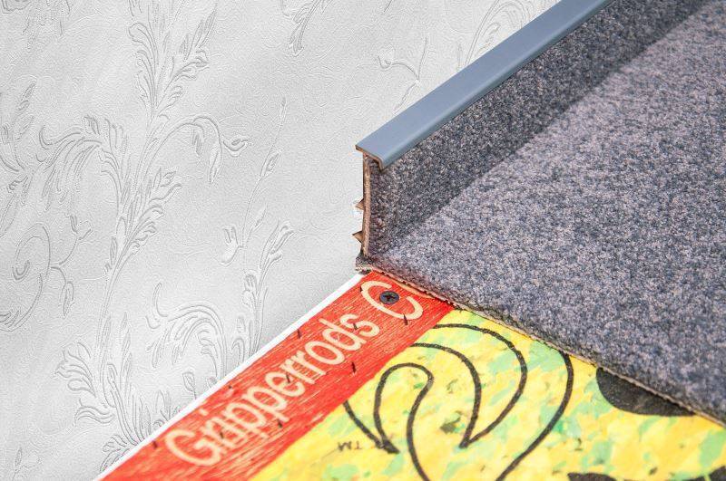 Плинтус для ковролина "Korner" Listwa графит (2500*13,8*50 мм) — купить в Волгограде