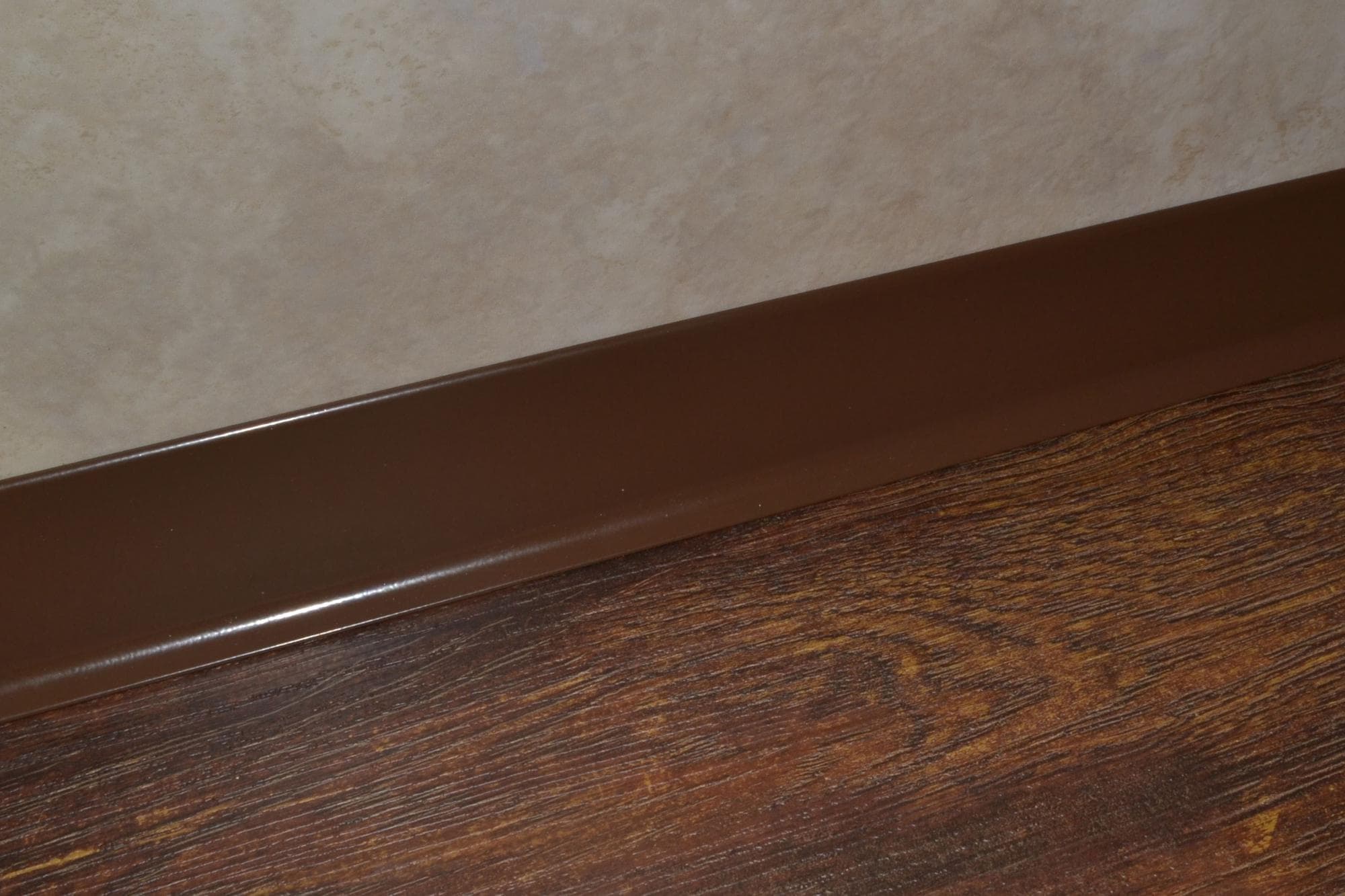 Плинтус алюминиевый L-образный шоколад (2500*11*60 мм) — купить в Волгограде