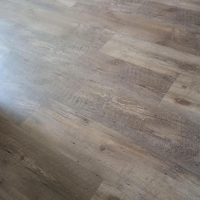 Укладка кварцвиниловой плитки в комнате